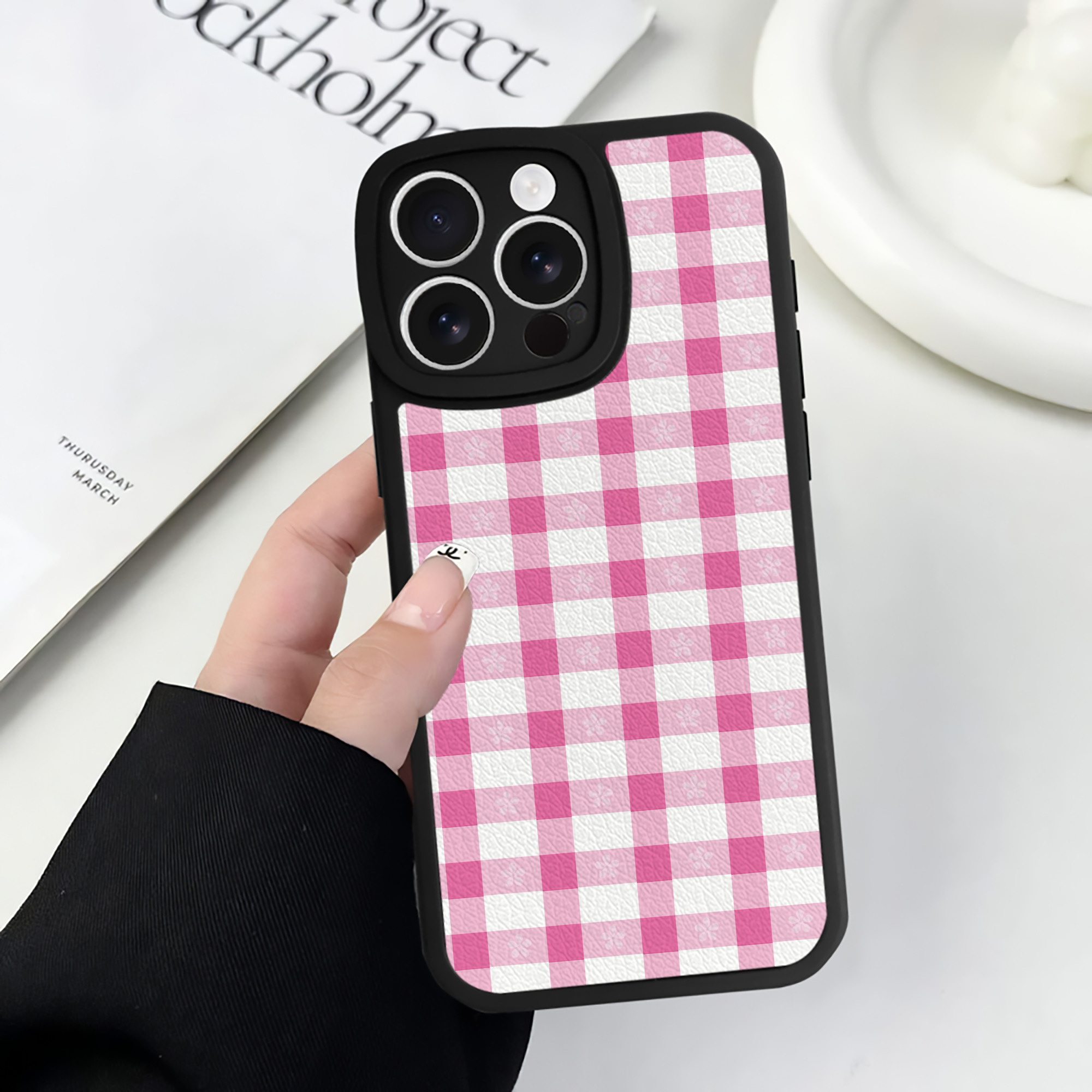 （画像用） Hello Kitty ハローキティ 【iPhone 16シリーズ対応】シリコンスマホケース（レザー調） 材質：シリコン